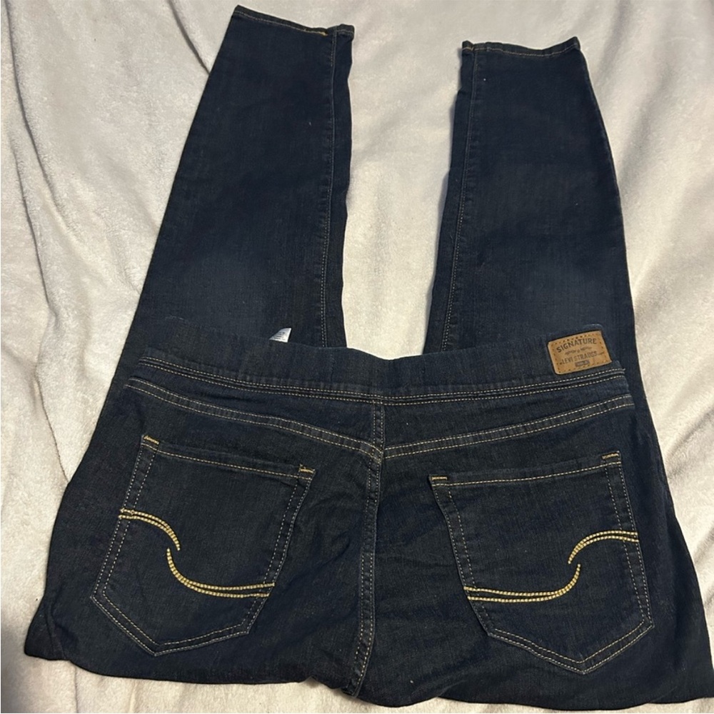 Signaturere Levi Strauss Women’s size 14 Totally Shaping Pull On Skinny Jeans